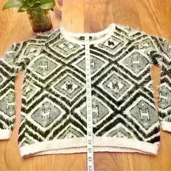 Vintage scoop  neck black & white soft fuzzy sweater jumper. - Picture 13 of 14